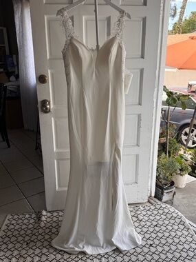 Wedding dress
Dancing Queen Ivory Lace-Shoulder